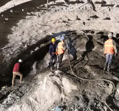 盘县拱顶带模注浆料的施工流程及注意事项